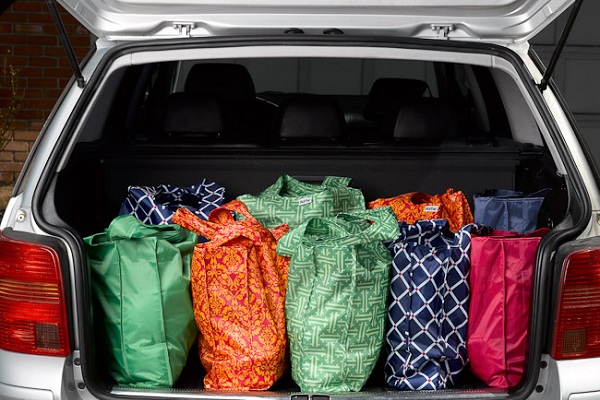 bolsas reutilizables de colores en el maletero de un coche