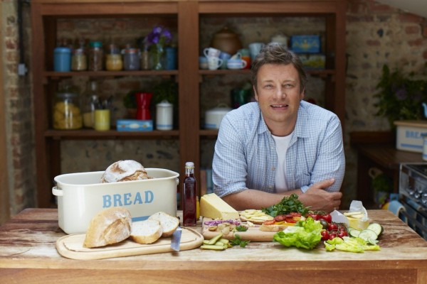 Jamie Oliver es un famoso chef que ha sacado su propia marca de artículos promocionales para cocina 