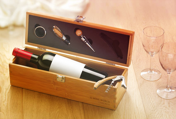 caja de vino de regalo hecha de madera con accesorios