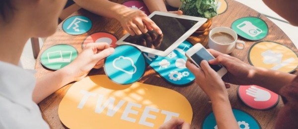grupo de jóvenes millenials con tablet y móvil