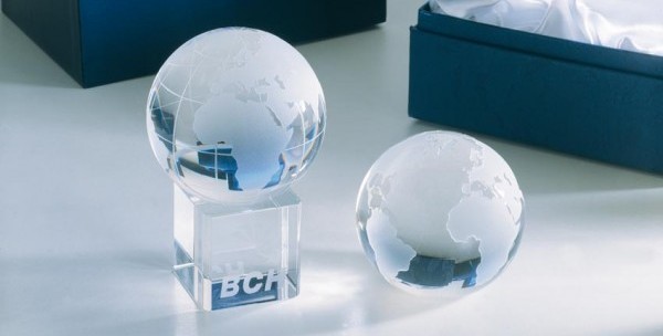 trofeo de cristal con bola de mundo