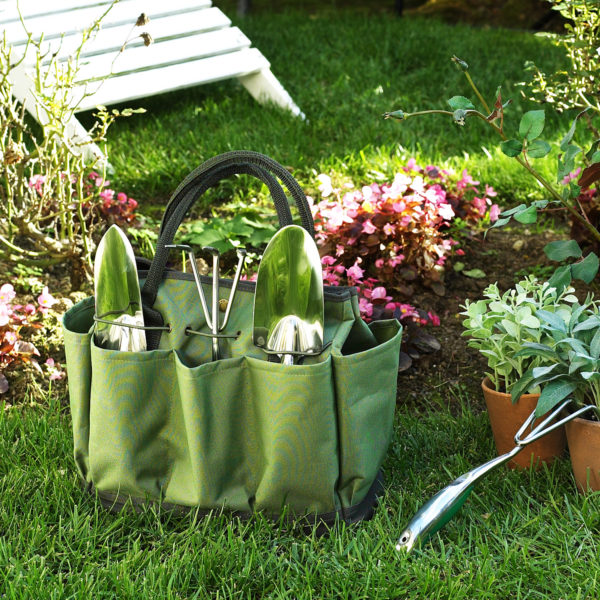 Bolsa de herramientas para jardinería en color verde sobre la hierba