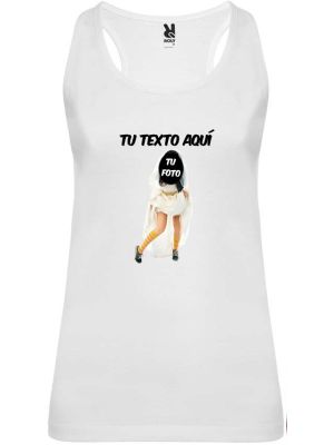 Camiseta blanca de tirantes para despedida de soltera con diseÃ±o novia zapatillas con logo vista 1