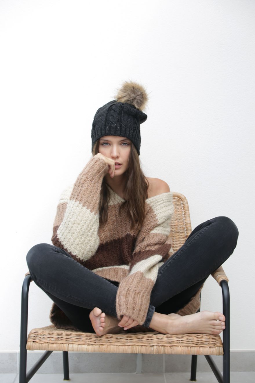 Gorro Punto Acrílico, Pompón Poliéster, Tejido a Mano